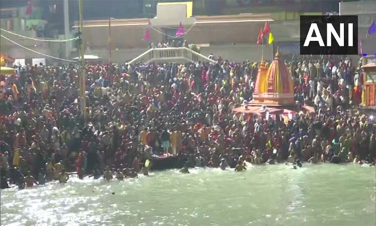 Uttarakhand Thousands of devotees throng to Har Ki Pauri ghat in Haridwar to take a