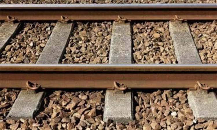 young man dapora commits suicide under unning train