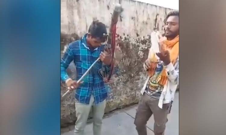 viral video prime minsiter narendra modi retweet video of two folk singers saying very good