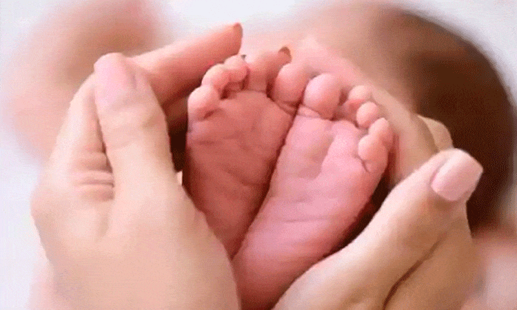 after giving birth twins australian woman says she doesnt know she was pregnant