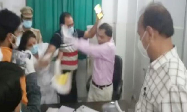 UP : rampur district hospital doctor beat nurse after she slaps doctor