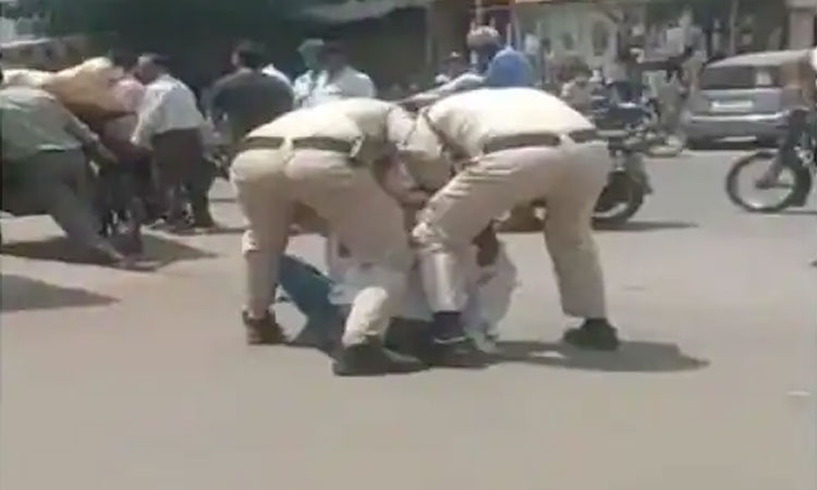 inhuman beating of rickshaw driver after mask slipped under his nose viral video of police brutality indore rm
