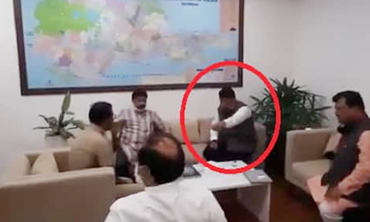 bjp leaders devendra fadnavis and praveen darker reached bkc police station video viral