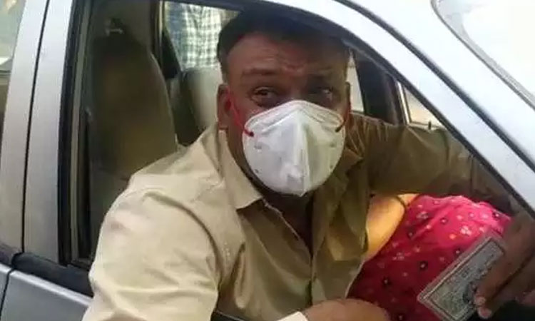 coronavirus in madhya pradesh bsf jawan crying and moving by car with covid positive wife for bed in hospital at rewa