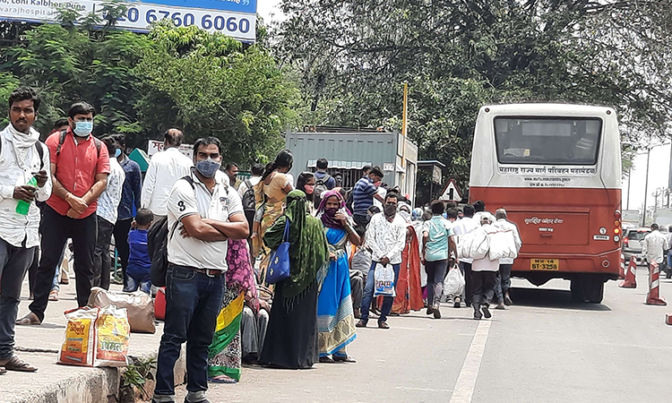 Pune: Fear of lockdown, hard working people run towards the village