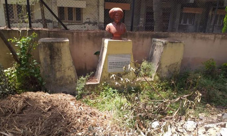 dilapidated condition mahatma phule monument miraj road corporation neglect