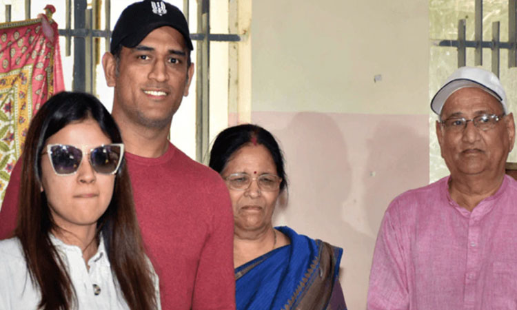 ipl 2021 ms dhoni father and mother covid 19 positive ranchi hospital admited