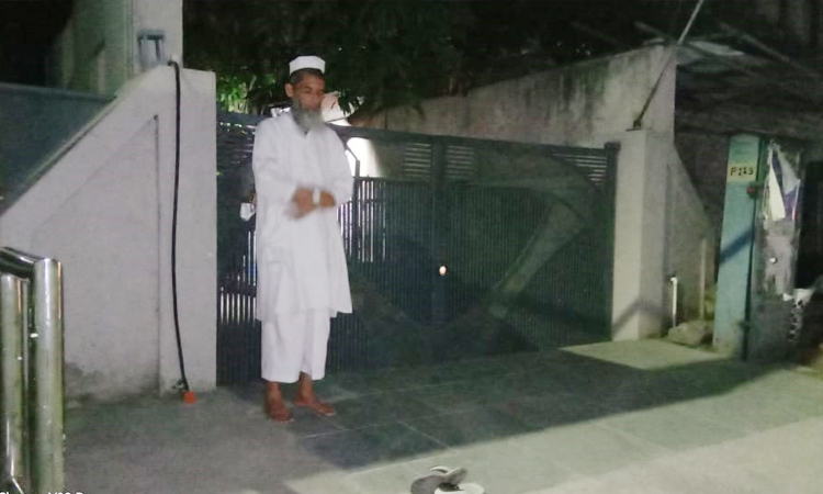 Pune: A Muslim brother recited Namaz on the side of the road in Bhavani Peth