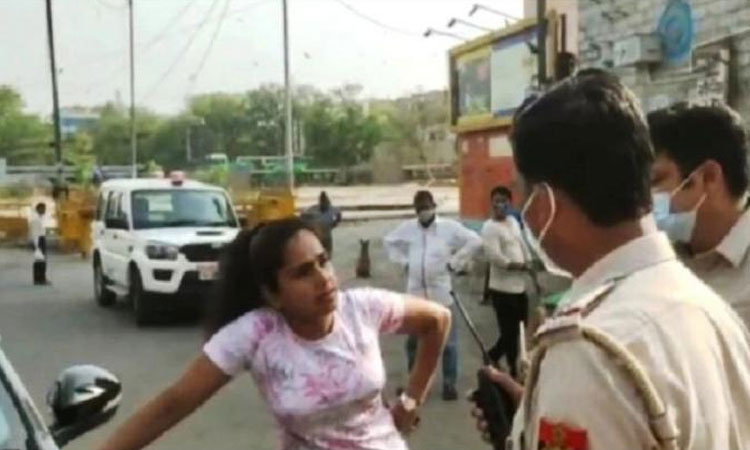 delhi lockdown couple abused cops when they breaks weekend lockdown delhi