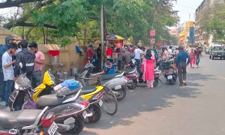 Pune Shopkeepers frustrated due to lack of customers after weekend lockdown
