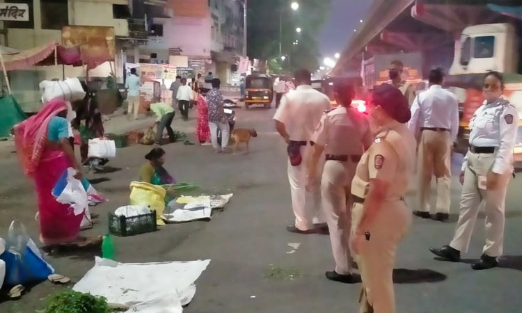 Pune: Police join hands with vegetable sellers, say - 'Go home now'