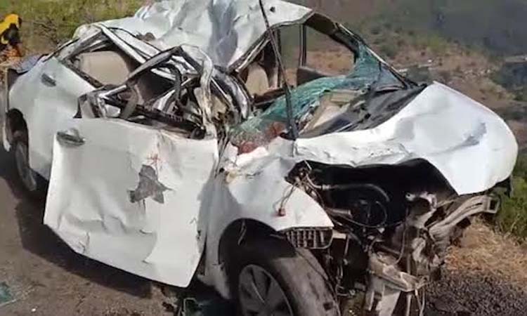 Satara: Car crash kills three on the spot; 5 injured