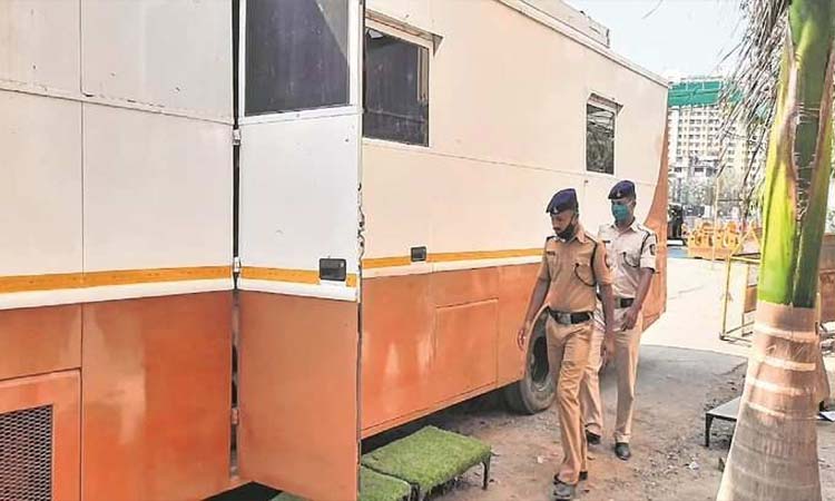 vanity vans of actor ranveer singh akshay kumar alia bhatt put on duty to mumbai police