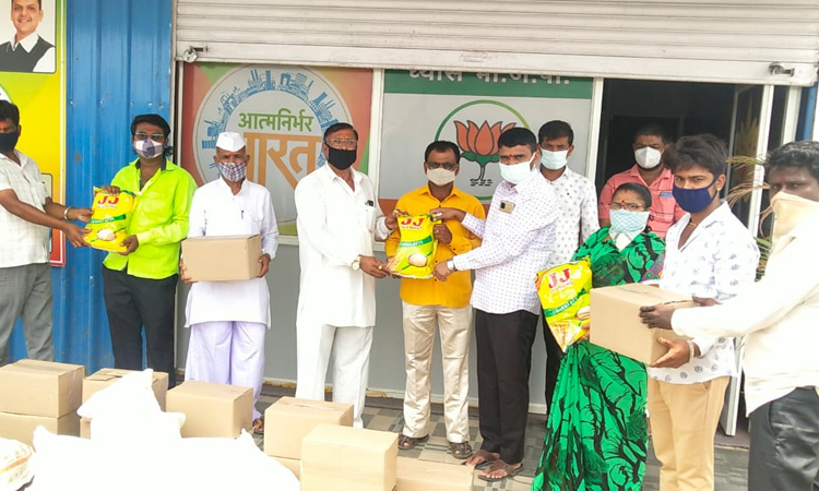 BJP workers rushed to the aid of folk artists; Distribution of grocery kits to 62 families