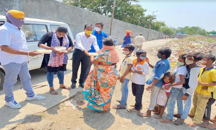 Pune: Sugras meal given to the citizens of Vaiduwadi-Gosavivasti - Mayuri Bamne, President of Sahasi Foundation