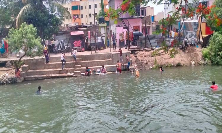 Pune: Children swim in dangerous condition in canal