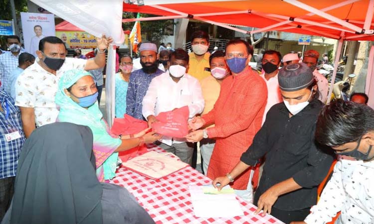 Pune: Municipal Corporation House Leader Ganesh Bidkar Distributes Kits to Muslims on the Occasion of Ramadan Eid