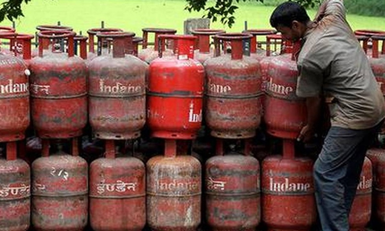 lpg cylinder keep these things in mind while filling complain on getting this number in case of disturbances