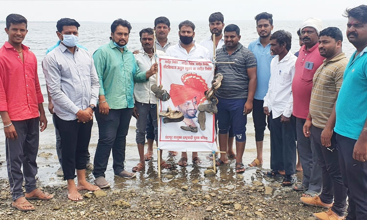 Indapur: NCP immerses Atul Khupse's image in Ujani reservoir