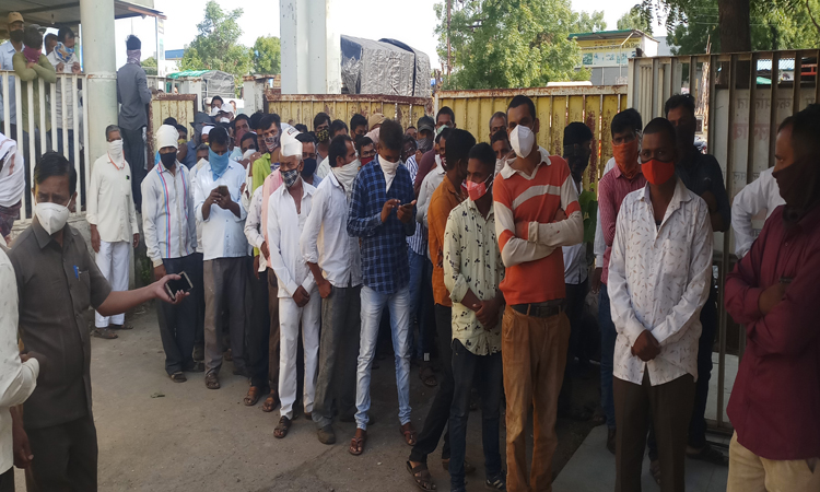 Lasalgaon: Toba crowd to get tokens in the market committee