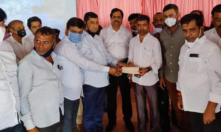 A helping hand to the Korona victims from the Gaikwad family in Kondhapuri