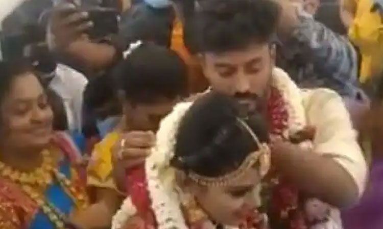 viral video wedding in airplane lockdown couple got married in airplane tamilnadu