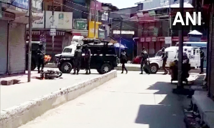 sopore terrorists attack crpf and police two civilians two cops killed
