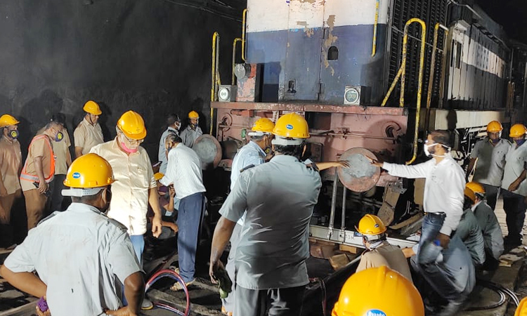 engine of Rajdhani Express crashed on the Konkan railway line