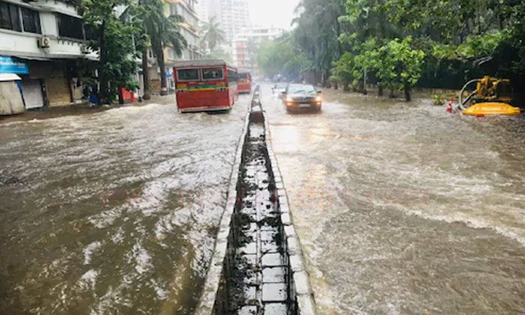monsoon in mumbai arrives in mumbai heavy rains disrupt life in mumbai including konkan