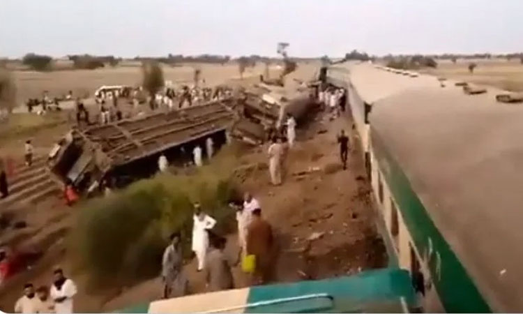 Pakistan Train Accident : train accident in daharki pakistan trains collided many injured