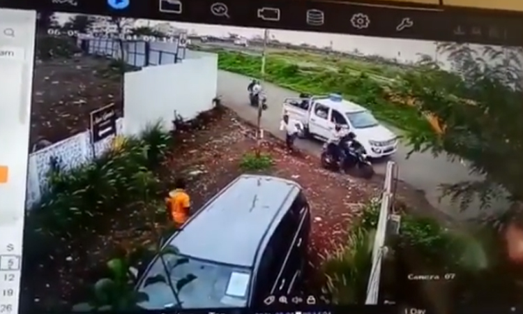 Video : firing on Builder in Pune, incident of firing captured in CCTV (video)