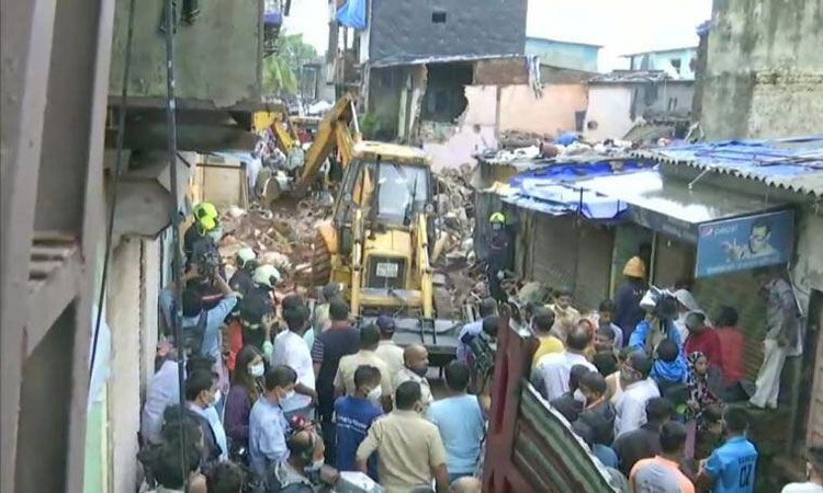 mumbai building collapse malad west new collector compound