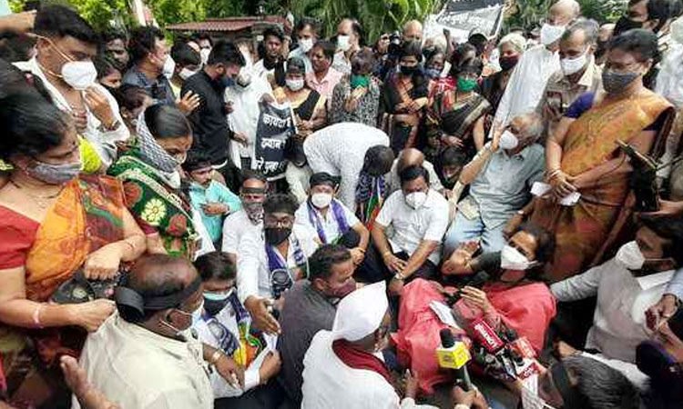 Ambil Odha Residents Protest | mp supriya sule meets ambil odha residents protesting in front of pmc building