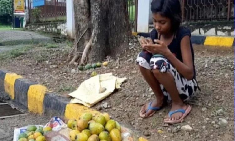 jamshedpur 7 year old girl tulsi kumari selling mangoes to buy mobile for online study