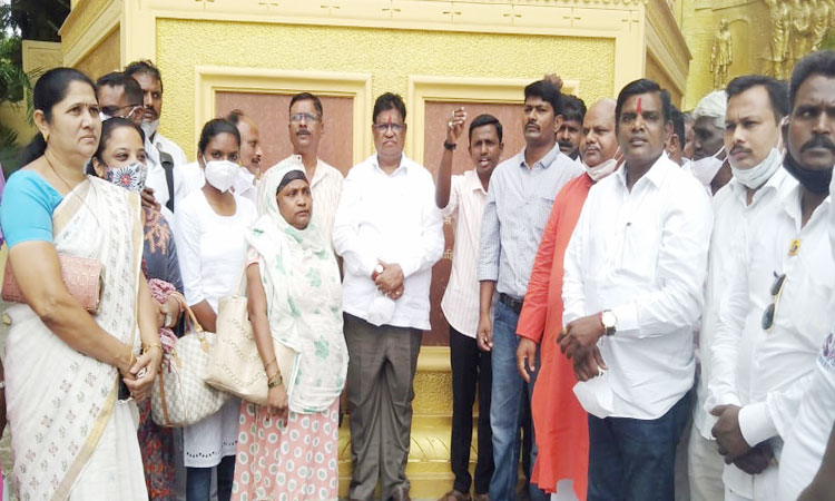 Pune News | Mayor murlidhar mohol breaks Anna Bhau Sathe memorial practice, slum security forces protest