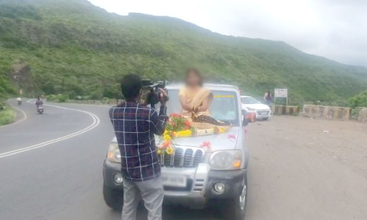 Pune Crime | Crime against four including bride and groom on their wedding day in Pune; Sitting on the bonnet of Scorpio was done photo, video shooting (Video)