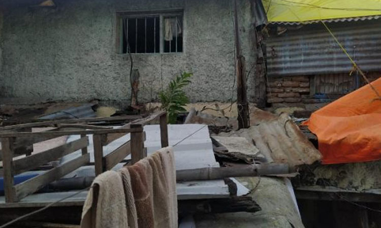 Pune Crime News slab house collapsed modikhana lashkar area pune woman and two others were injured