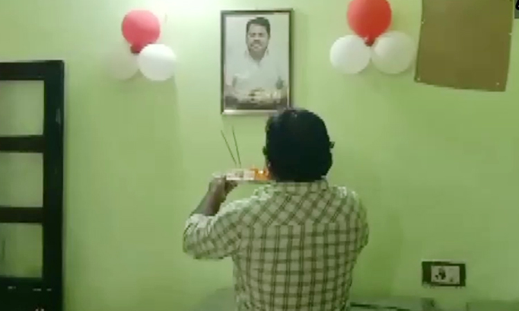 Maharashtra: Owner of a bar & restaurant in Chandrapur, performs 'aarti' of a photo of district's Guardian Minister Vijay Wadettiwar, as the six-yr-old liquor ban here was lifted by state govt last week