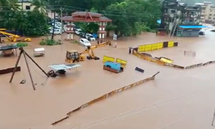 Chiplun Flood | heavy rain cause havoc in chiplun many houses under water thousands people stranded