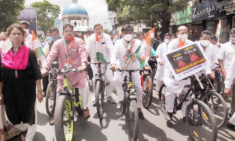 congress | Pune News | Congress launches agitation against inflation; Cycle Yatra leaders from Pune participate