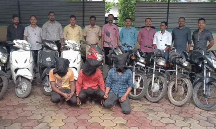 pune police arrested three two wheelar thief recover 10 two wheelar