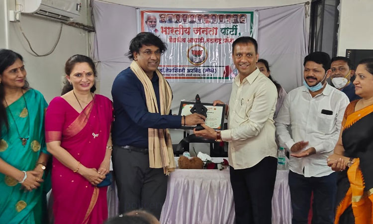 Ganesh Bidkar | PMC House Leader Ganesh Bidkar felicitates Doctor's