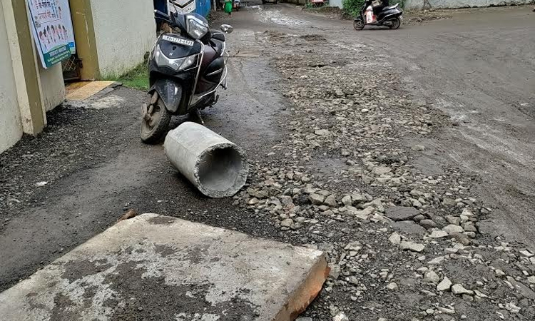 Pune Corporation | Accident due to 'gravel' roads digging for drainage first after road after endangering the lives of citizens of Utkarsh Society at Katraj
