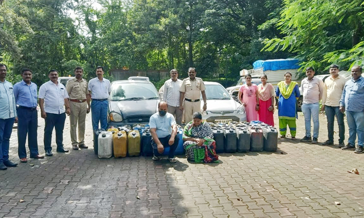 Pune Crime | Illegal stock of liquor in car, two arrested along with woman