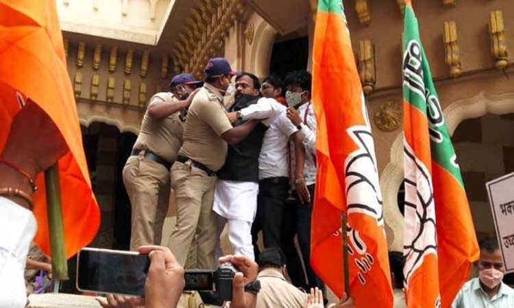 BJP Protest | BJP's statewide Shankhanad movement; A scuffle broke out between BJP workers and police entering the Vitthal temple