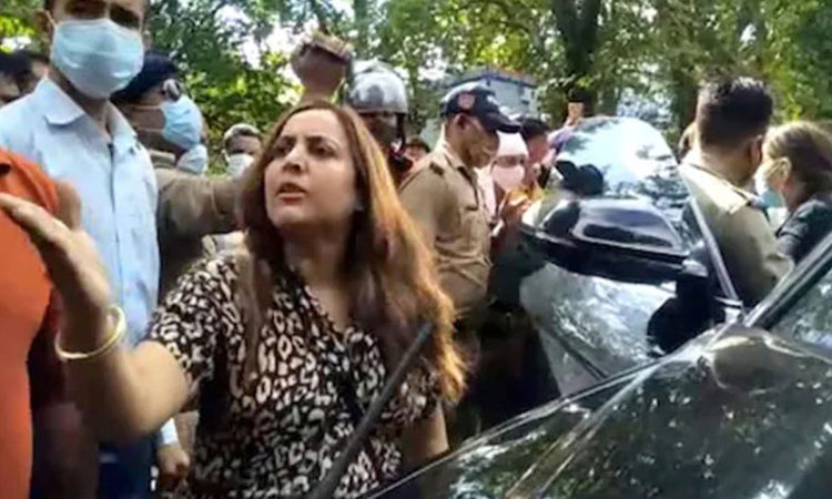 Crime News | tourists tried to scuffled with woman si in nainital over black film issue police seized rs 6 crore car and filed case