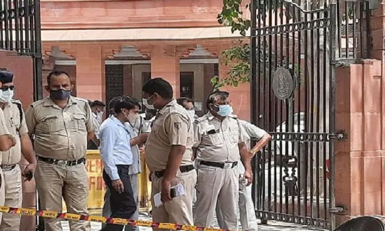 Delhi Suicide | attempt to suicide in front of supreme court gate a man and woman set themself on fire