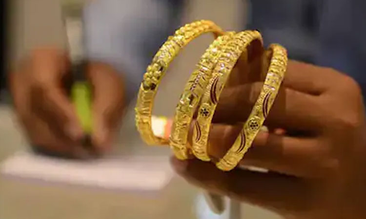 gold price today fell to rupees 46891 per 10 gram and silver also drop down to rupees 66072 dollar