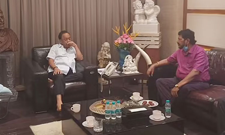 Ramdas Athavale | union minister ramdas athawale meet narayan rane yesterday at mumbai juhu residence