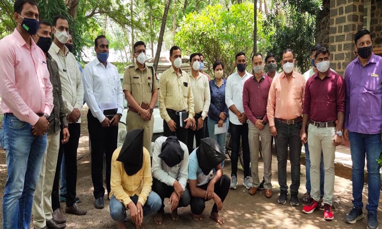 Pune Rural Police | Pune Rural Police arrested three persons for robbing passengers traveling from Latur to Mumbai ST; Property worth Rs 1 crore seized (video)